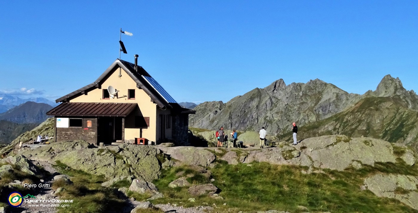 06 Al Rifugio Benigni (2222 m) con vista in Valletto.JPG -                                